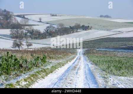 Baden-Württemberg, Kraichgau, schneebedeckte Wege und Landschaft bei Weingarten (Baden), Baden-Württemberg, Deutschland Stockfoto