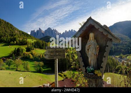 St. Magdalena mit Geislergipfeln (3025 m) im Herbst, Villnösser Tal, Provinz Bozen, Südtirol, Alpen, Dolomiten, Naturpark Puez-Geisler, Geisler-Gruppe, Trentino-Südtirol, Italien, Italien Stockfoto