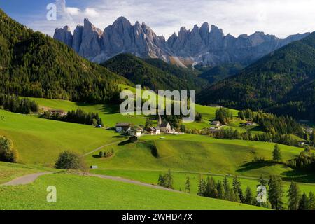 St. Magdalena mit Geislergipfeln (3025 m) im Herbst, Villnösser Tal, Provinz Bozen, Südtirol, Alpen, Dolomiten, Naturpark Puez-Geisler, Geisler-Gruppe, Trentino-Südtirol, Italien, Italien Stockfoto