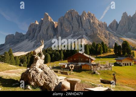 Geisler Alm und Geisler (3025 m) im Herbst, Villnösser Tal, Provinz Bozen, Südtirol, Alpen, Dolomiten, Naturpark Puez-Geisler, Geisler-Gruppe, Trentino-Südtirol, Italien, Italien Stockfoto