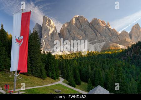 Blick von der Dusler Alm auf die Geisler Gipfel (3025 m) im Herbst, Villnösser Tal, Provinz Bozen, Südtirol, Alpen, Dolomiten, Naturpark Puez-Geisler, Geisler-Gruppe, Trentino-Südtirol, Italien, Italien Stockfoto