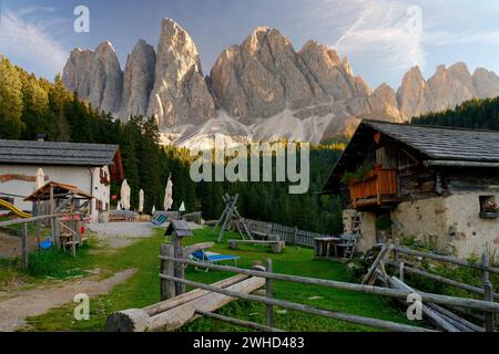 Blick von der Dusler Alm auf die Geisler Gipfel (3025 m) im Herbst, Villnösser Tal, Provinz Bozen, Südtirol, Alpen, Dolomiten, Naturpark Puez-Geisler, Geisler-Gruppe, Trentino-Südtirol, Italien, Italien Stockfoto