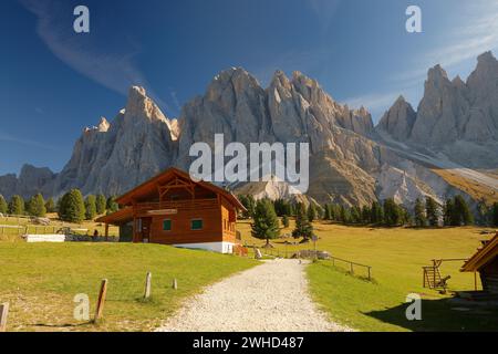 Gschnagenhardt Alm und Geisler (3025 m) im Herbst, Villnösser Tal, Provinz Bozen, Südtirol, Alpen, Dolomiten, Naturpark Puez-Geisler, Geisler-Gruppe, Trentino-Südtirol, Italien, Italien Stockfoto