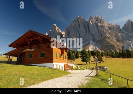 Gschnagenhardt Alm und Geisler (3025 m) im Herbst, Villnösser Tal, Provinz Bozen, Südtirol, Alpen, Dolomiten, Naturpark Puez-Geisler, Geisler-Gruppe, Trentino-Südtirol, Italien, Italien Stockfoto