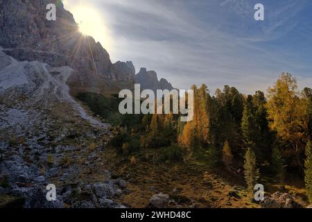 Wanderweg unterhalb der Geisler (3023 m) im Herbst, Villnösser Tal, Provinz Bozen, Südtirol, Alpen, Dolomiten, Naturpark Puez-Geisler, Geisler-Gruppe, Trentino-Südtirol, Italien, Italien Stockfoto