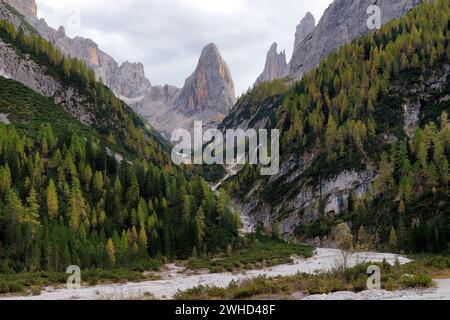 Blick auf die Sexten Sonnenuhr mit Zwölfer Kogel (3094 m) und Einser Kogel (2698 m) vom Fischleintal im Herbst, Sexten Dolomiten, Sexten, Hochpustertal, Provinz Bozen, Südtirol, Südtirol, Alpen, Dolomiten, Trentino-Südtirol, Italien, Italien Stockfoto