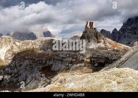 Blick von der Nordwand der drei Zinnen (2999 m zur Dreizinnenhütte, Hochpustertal, Sexten Dolomiten, Provinz Bozen, Trentino-Südtirol, Südtirol, Südtirol, Südtirol, Alpen, Dolomiten, Naturpark Drei Zinnen, Italien, Italien Stockfoto