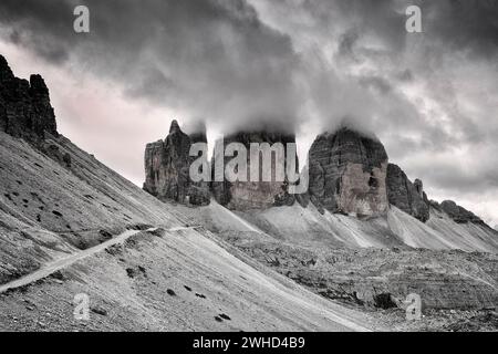 Paternsattel mit der Nordwand der drei Zinnen (2999 m), Hochpustertal, Sexten Dolomiten, Provinz Bozen, Trentino-Südtirol, Südtirol, Südtirol, Südtirol, Alpen, Dolomiten, Naturpark Drei Zinnen, Italien, Italien Stockfoto