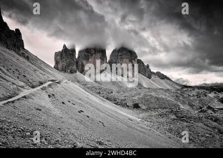 Paternsattel mit der Nordwand der drei Zinnen (2999 m), Hochpustertal, Sexten Dolomiten, Provinz Bozen, Trentino-Südtirol, Südtirol, Südtirol, Südtirol, Alpen, Dolomiten, Naturpark Drei Zinnen, Italien, Italien Stockfoto