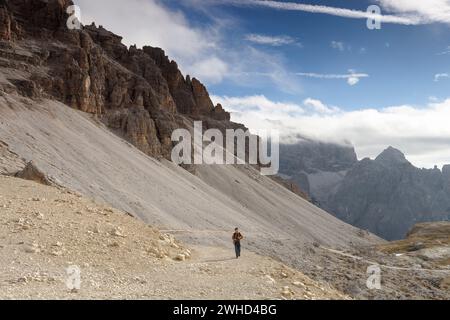 Paternsattel mit der Nordwand der drei Zinnen (2999 m), Hochpustertal, Sexten Dolomiten, Provinz Bozen, Trentino-Südtirol, Südtirol, Südtirol, Südtirol, Alpen, Dolomiten, Naturpark Drei Zinnen, Italien, Italien Stockfoto