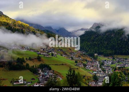 Blick vom Monte Pana nach St. Christina und Gröden im Morgenlicht, Gröden, St. Christina, Provinz Bozen, Südtirol, Südtirol, Alpen, Dolomiten, Trentino-Südtirol, Italien, Italia Stockfoto