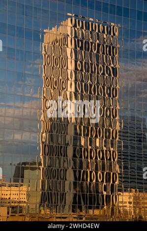 Reflexion des Wells Fargo Center im 200 Market Building (bekannt als The Black Box) in Portland, Oregon Stockfoto