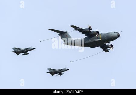 Luftwaffe Airbus A400M Transportflugzeug betankt zwei Panavia Tornado IDS Jagdbomber. Berlin, Deutschland - 27. April 2018 Stockfoto