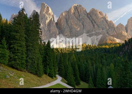 Blick von der Dusler Alm auf die Geisler Gipfel (3025 m) im Herbst, Villnösser Tal, Provinz Bozen, Südtirol, Alpen, Dolomiten, Naturpark Puez-Geisler, Geisler-Gruppe, Trentino-Südtirol, Italien, Italien Stockfoto