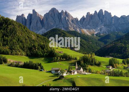 St. Magdalena mit Geislergipfeln (3025 m) im Herbst, Villnösser Tal, Provinz Bozen, Südtirol, Alpen, Dolomiten, Naturpark Puez-Geisler, Geisler-Gruppe, Trentino-Südtirol, Italien, Italien Stockfoto