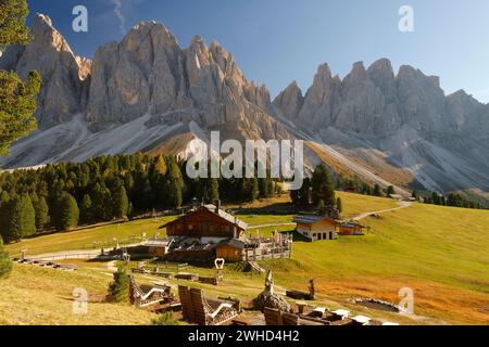 Geisler Alm und Geisler (3025 m) im Herbst, Villnösser Tal, Provinz Bozen, Südtirol, Alpen, Dolomiten, Naturpark Puez-Geisler, Geisler-Gruppe, Trentino-Südtirol, Italien, Italien Stockfoto