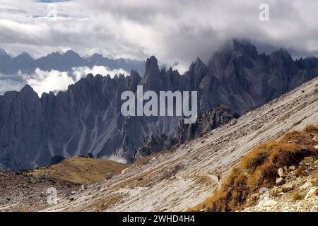 Blick vom drei Zinnen Rundwanderweg zu den Gipfeln der Cadini-Gruppe (2839 m) im Naturpark drei Zinnen im nebeligen Morgenlicht, Auronzo di Cadore, Provinz Belluno, Alpen, Dolomiten, Sextner Dolomiten, Veneto, Venetien, Italien, Italien Stockfoto