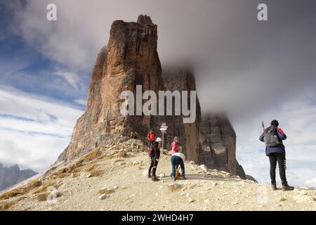 Paternsattel mit der Nordwand der drei Zinnen (2999 m), Hochpustertal, Sexten Dolomiten, Provinz Bozen, Trentino-Südtirol, Südtirol, Südtirol, Südtirol, Alpen, Dolomiten, Naturpark Drei Zinnen, Italien, Italien Stockfoto