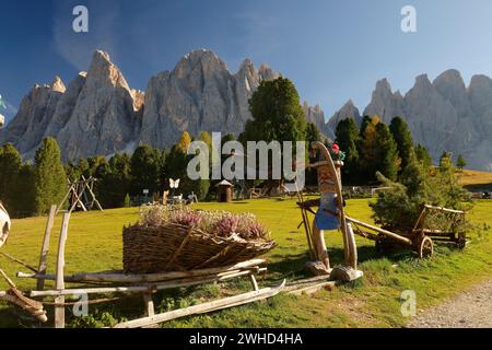 Holzfiguren auf der Geisler Alm mit Geislergipfeln (3025 m) im Herbst, Villnösser Tal, Provinz Bozen, Südtirol, Alpen, Dolomiten, Naturpark Puez-Geisler, Geisler-Gruppe, Trentino-Südtirol, Italien, Italien Stockfoto