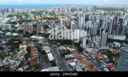 salvador, bahia, brasilien - 23. november 2023: Luftaufnahme von Wohnhäusern in der Stadt Salvad Stockfoto