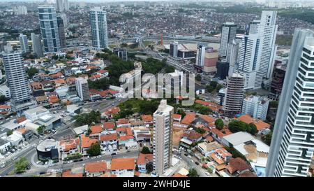 salvador, bahia, brasilien - 23. november 2023: Luftaufnahme von Wohnhäusern in der Stadt Salvad Stockfoto