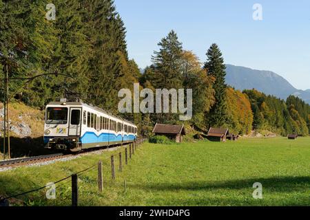 Wanderweg zwischen Eibsee und Grainau im Herbst mit Blick auf die Zahnradbahn zur Zugspitze, Bayerische Zugspitzbahn, Zugspitzdorf Grainau, Oberbayern, Bayerischen Alpen, Werdenfelser Land, Bayern, Deutschland Stockfoto