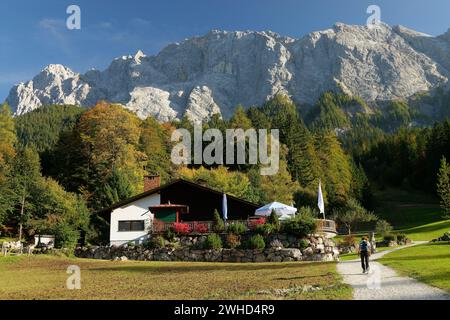 Wanderweg zur Eibsee Alm mit Blick auf die herbstliche Zugspitzgruppe (2962 m) bei Grainau, Zugspitzdorf Grainau, Oberbayern, Bayerischen Alpen, Werdenfelser Land, Bayern, Deutschland Stockfoto