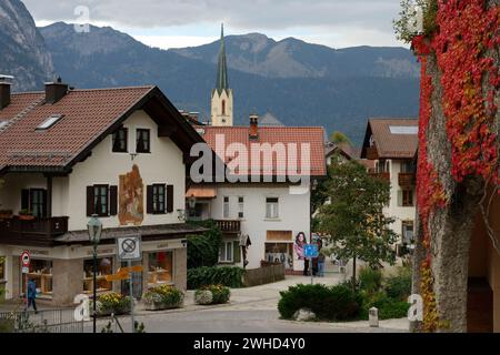 Stadtteil Partenkirchen mit Blick auf die Pfarrkirche Mariä Himmelfahrt, Garmisch-Partenkirchen, Oberbayern, Bayerische Alpen, Werdenfelser Land, Bayern, Deutschland Stockfoto