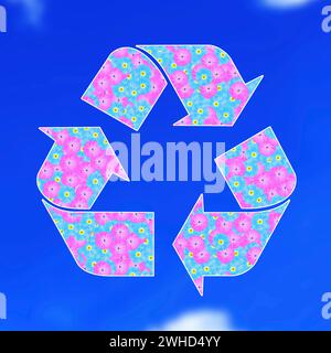 Das universelle Recycling-Symbol. Es ist ein international anerkanntes Symbol für Recycling, vor blauem Himmel. Stockfoto