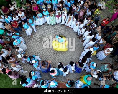 Ibotirama, bahia, brasilien - 2. Februar 2023: Anhänger der Candoble-Religion tanzen während der Feierlichkeiten zu Ehren von Yemanja in der Stadt Ibotirama Stockfoto