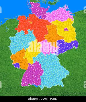 Geographische Karte Deutschlands mit den bundesländern, mit vielen verschiedenfarbigen Blumen, Symbol für Naturschutz, Klimaschutz Stockfoto