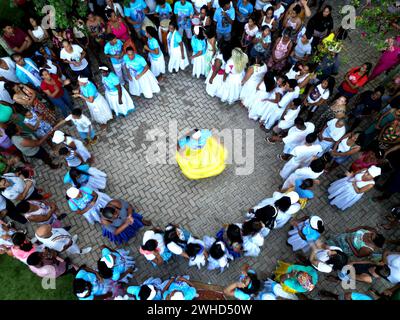 Ibotirama, bahia, brasilien - 2. Februar 2023: Anhänger der Candoble-Religion tanzen während der Feierlichkeiten zu Ehren von Yemanja in der Stadt Ibotirama Stockfoto