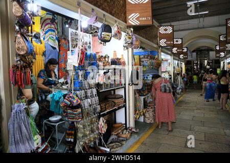 salvador, bahia, brasilien - 29. januar 2024: Souvenirs zum Verkauf im Mercado Modelo, im alten Zentrum der Stadt Salvador. Stockfoto