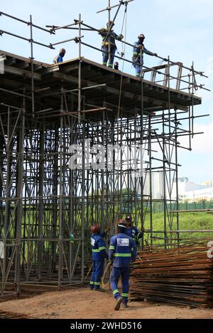 salvador, bahia, brasilien - 5. februar 2024: Arbeiter werden beim Bau eines Viadukts in der Stadt Salvador gesehen. Stockfoto