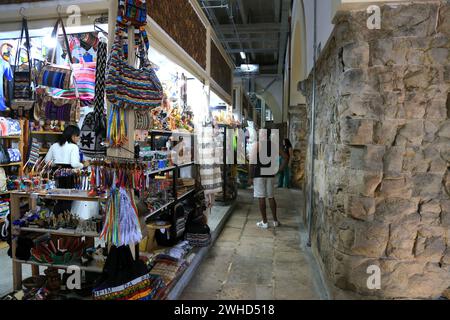 salvador, bahia, brasilien - 29. januar 2024: Souvenirs zum Verkauf im Mercado Modelo, im alten Zentrum der Stadt Salvador. Stockfoto