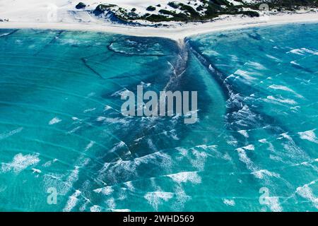 Abstrakt, Luftaufnahme, Afrika, Schönheit in der Natur, blauer Hintergrund, Küste, Küstenstrand, Tag, Landschaft, Natur, keine Menschen, Ozean, draußen, Overberg, malerisch, Südafrika, Steinfischfallen (alt), Wasser, Westkap-Provinz, Wellen, Muster Stockfoto