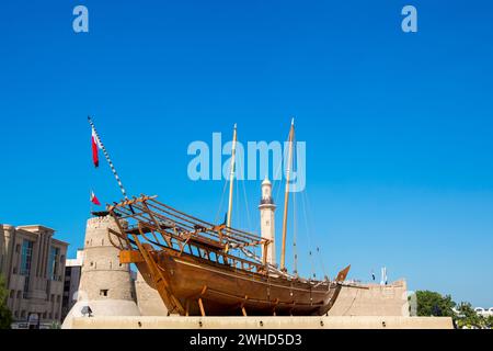 Kleine traditionelle hölzerne Ruderboote - Abras, mit Al Fahidi Old Fort Mauern im Hintergrund, Al Fahidi Historical District, Dubai, United Arab EMI Stockfoto