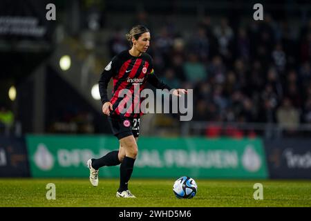 Frankfurt, Deutschland. Februar 2024. Deutschland, Frankfurt, 8. Februar 2024: Sara Doorsoun (23 Frankfurt) kontrolliert den Ball beim DFB-Pokal Frauen-Fußballspiel zwischen Eintracht Frankfurt und SC Freiburg im Stadion am Brentanobad in Frankfurt. (Daniela Porcelli/SPP) Credit: SPP Sport Press Photo. /Alamy Live News Stockfoto