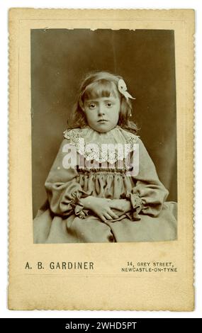 Original viktorianischer CDV Carte de Visite (Visitenkarte oder CDV) eines gelangweilten viktorianischen Mädchens, Hände im Schoß, Atelier von A.B.. Gardiner 14 Grey Street, Newcastle on Tyne, um 1900 Stockfoto