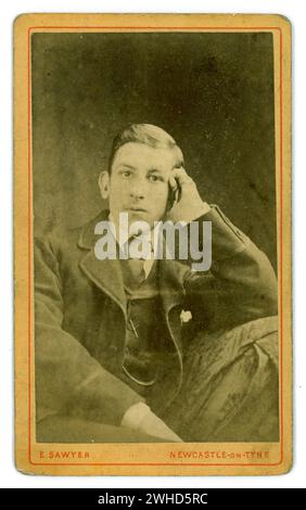 Original-viktorianischer CDV Carte de Visite (Visitenkarte oder CDV) eines jungen Mannes oder Teenagers, der seine Hand auf dem Kopf auflegt. Vom Mai 1878. Aus dem Atelier von E. Sawyer in der Barras Bridge, Newcastle-on-Tyne, Großbritannien Stockfoto