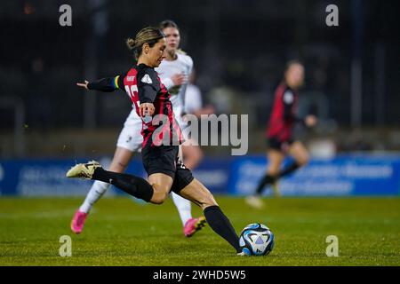 Frankfurt, Deutschland. Februar 2024. Deutschland, Frankfurt, 8. Februar 2024: Sara Doorsoun (23 Frankfurt) schießt den Ball beim DFB-Pokal Frauen-Fußball-Spiel zwischen Eintracht Frankfurt und SC Freiburg im Stadion am Brentanobad in Frankfurt. (Daniela Porcelli/SPP) Credit: SPP Sport Press Photo. /Alamy Live News Stockfoto