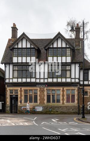 Das Bankzentrum wird von der Post in Haslemere Town, Surrey, England, Großbritannien, betrieben. Hubs sind gemeinsame Bereiche in der Hauptstraße, die Kunden mehrerer Banken bedienen. Stockfoto