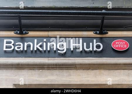 Das Bankzentrum wird von der Post in Haslemere Town, Surrey, England, Großbritannien, betrieben. Hubs sind gemeinsame Bereiche in der Hauptstraße, die Kunden mehrerer Banken bedienen. Stockfoto