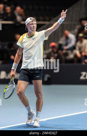 Oslo, Norwegen 09 Februar 2024 Holger Rune aus Dänemark feiert gegen Dominic Thiem aus Österreich während des Round Robin Matches des Ultimate Tennis Showdown Turniers in der Telenor Arena in Oslo, Norwegen Stockfoto