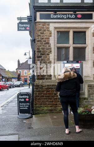 Das Bankzentrum wird von der Post in Haslemere Town, Surrey, England, Großbritannien, betrieben. Hubs sind gemeinsame Bereiche in der Hauptstraße, die Kunden mehrerer Banken bedienen. Stockfoto