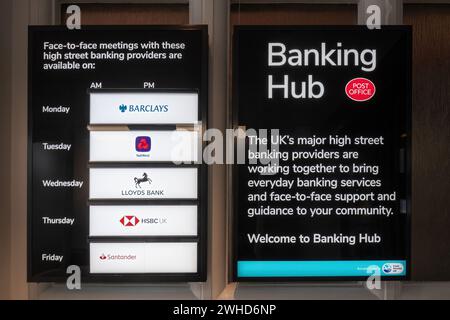 Das Bankzentrum wird von der Post in Haslemere Town, Surrey, England, Großbritannien, betrieben. Hubs sind gemeinsame Bereiche in der Hauptstraße, die Kunden mehrerer Banken bedienen. Stockfoto