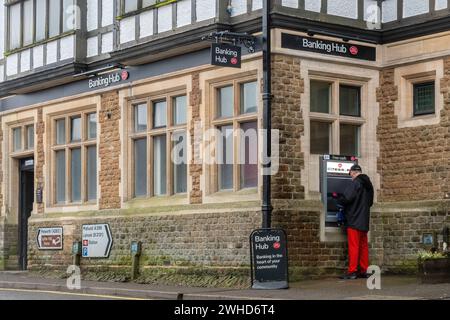 Das Bankzentrum wird von der Post in Haslemere Town, Surrey, England, Großbritannien, betrieben. Hubs sind gemeinsame Bereiche in der Hauptstraße, die Kunden mehrerer Banken bedienen. Stockfoto