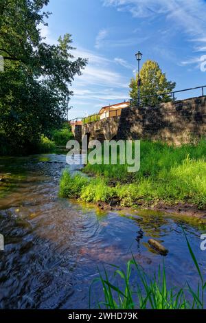 Historische Bogenbrücke über die Thulba in der Gemeinde Thulba, Landkreis Bad Kissingen, Unterfranken, Franken, Bayern, Deutschland Stockfoto