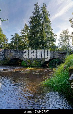 Historische Bogenbrücke über die Thulba in der Gemeinde Thulba, Landkreis Bad Kissingen, Unterfranken, Franken, Bayern, Deutschland Stockfoto