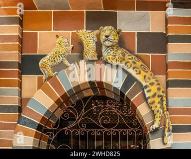 Costa Rica, San Jeronimo - 22. Juli, 20.23: El Jardin Souvenir Shop. Tigermutter und Jungtiere Marionetten über der Fensterbogennaht Stockfoto